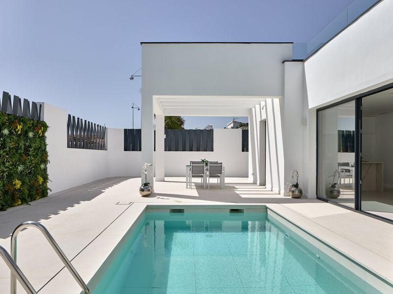 VILLA MODERNA DE 3 DORMITORIOS CON PISCINA JUNTO A LA PLAYA