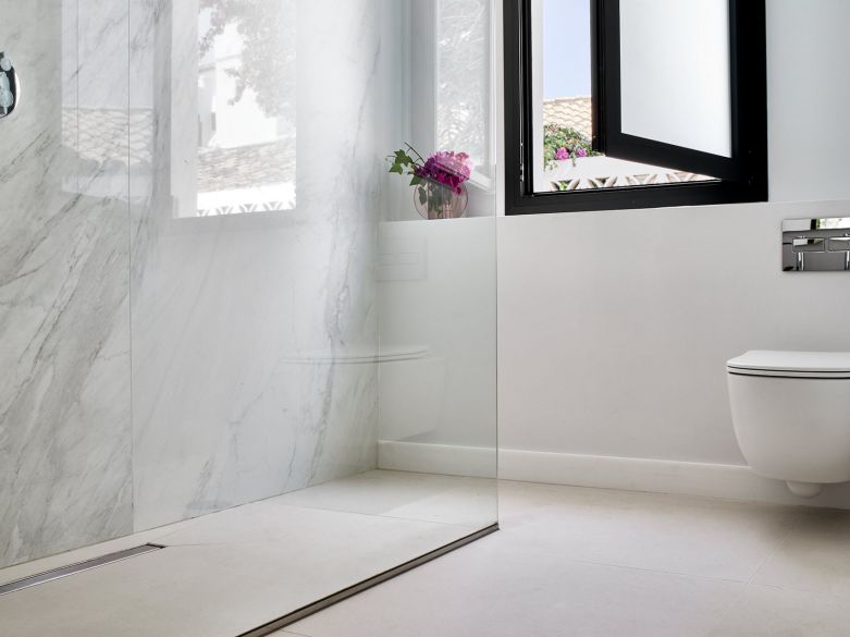 VILLA MODERNA DE 3 DORMITORIOS CON PISCINA JUNTO A LA PLAYA