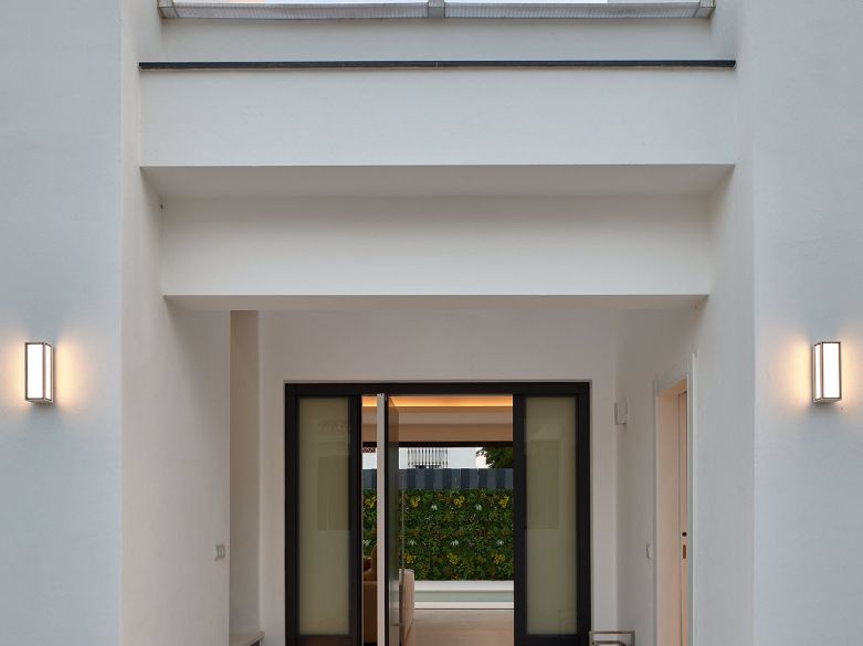 VILLA MODERNA DE 3 DORMITORIOS CON PISCINA JUNTO A LA PLAYA