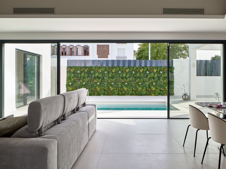 VILLA MODERNA DE 3 DORMITORIOS CON PISCINA JUNTO A LA PLAYA