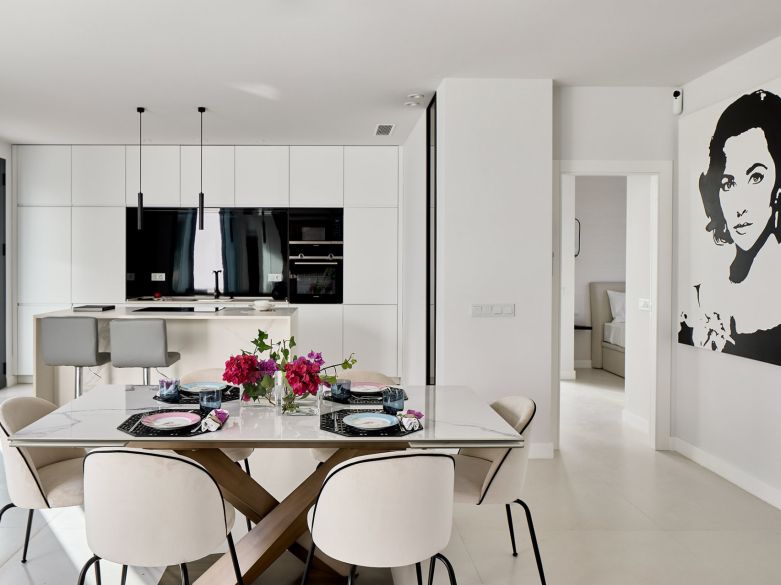 VILLA MODERNA DE 3 DORMITORIOS CON PISCINA JUNTO A LA PLAYA