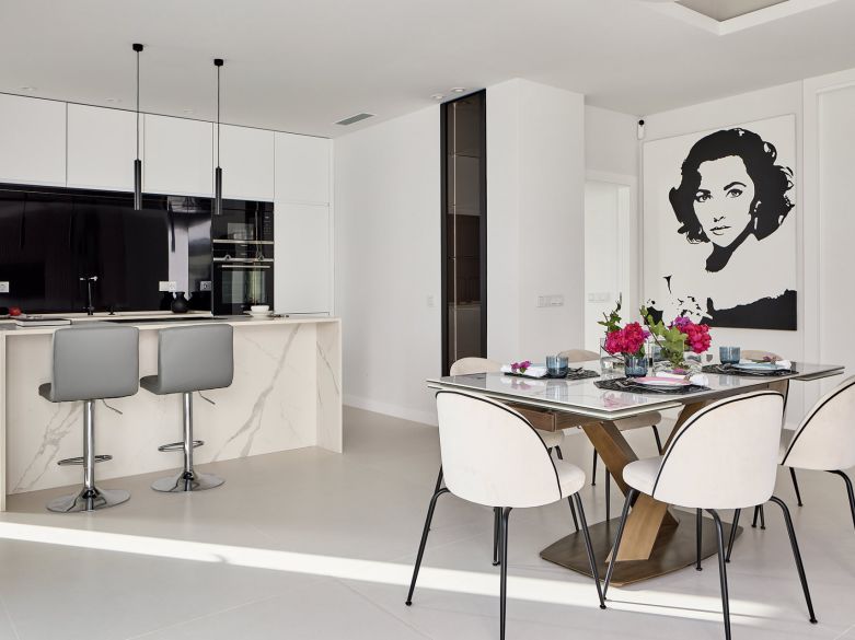 VILLA MODERNA DE 3 DORMITORIOS CON PISCINA JUNTO A LA PLAYA