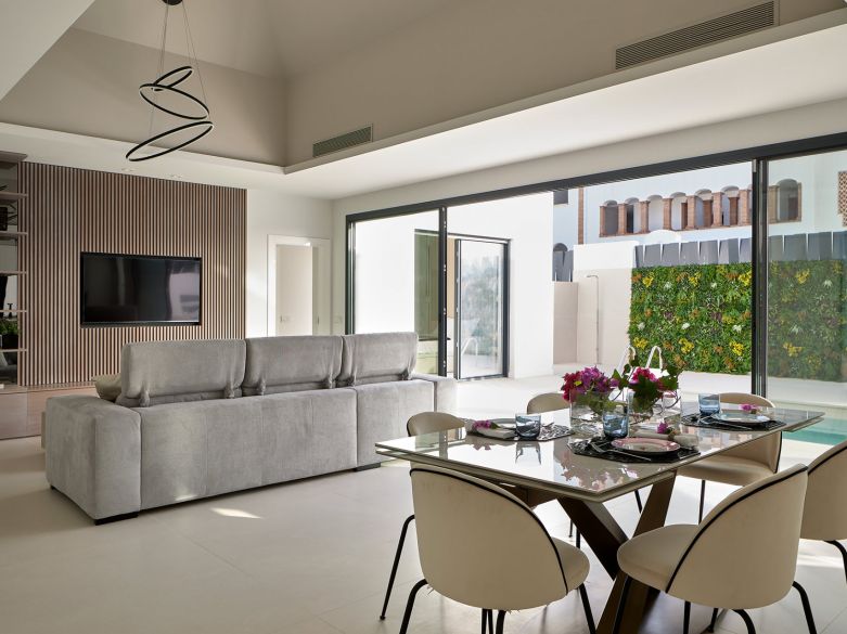 VILLA MODERNA DE 3 DORMITORIOS CON PISCINA JUNTO A LA PLAYA