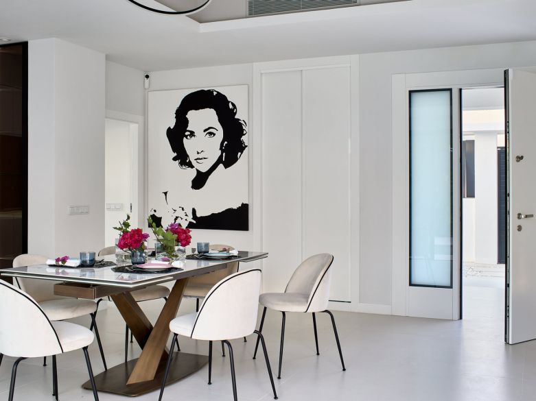 VILLA MODERNA DE 3 DORMITORIOS CON PISCINA JUNTO A LA PLAYA