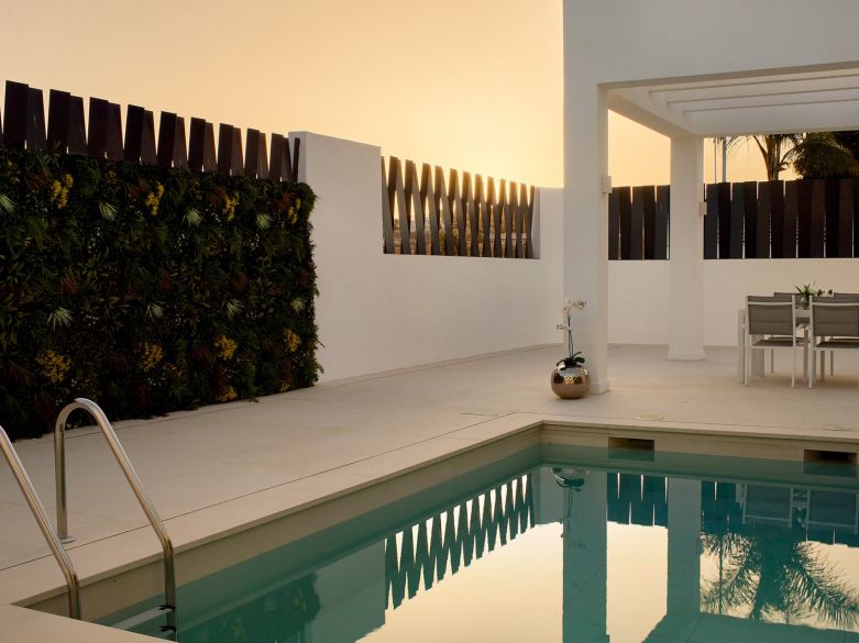 VILLA MODERNA DE 3 DORMITORIOS CON PISCINA JUNTO A LA PLAYA