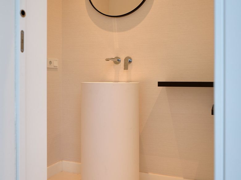 VILLA MODERNA DE 3 DORMITORIOS CON PISCINA JUNTO A LA PLAYA