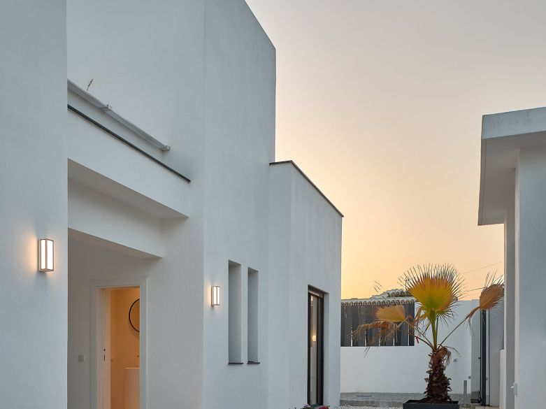 VILLA MODERNA DE 3 DORMITORIOS CON PISCINA JUNTO A LA PLAYA