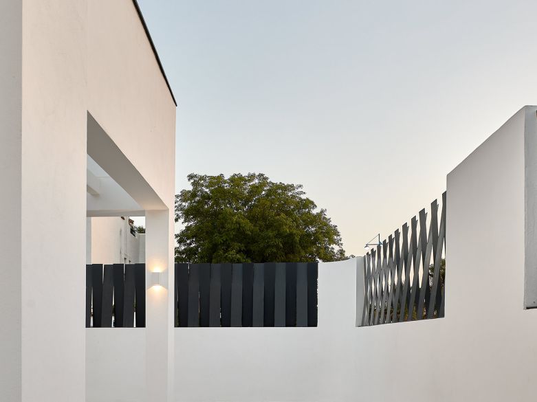 VILLA MODERNA DE 3 DORMITORIOS CON PISCINA JUNTO A LA PLAYA