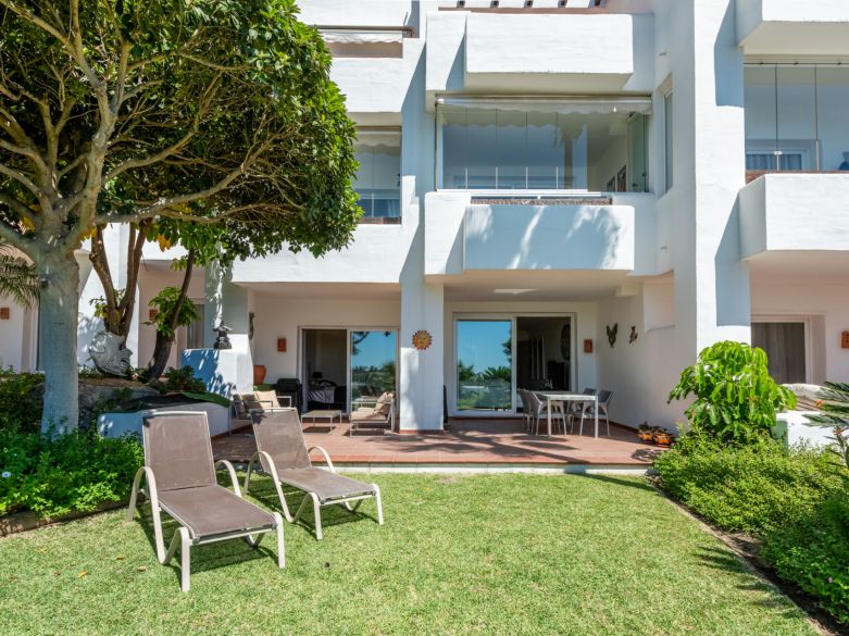 Amplio apartamento elevado en planta baja con vistas panorámicas al mar