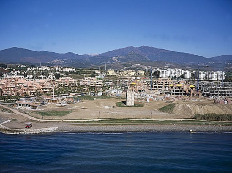 Beachfront Bliss – Luxury Living with Resort-Style Amenities