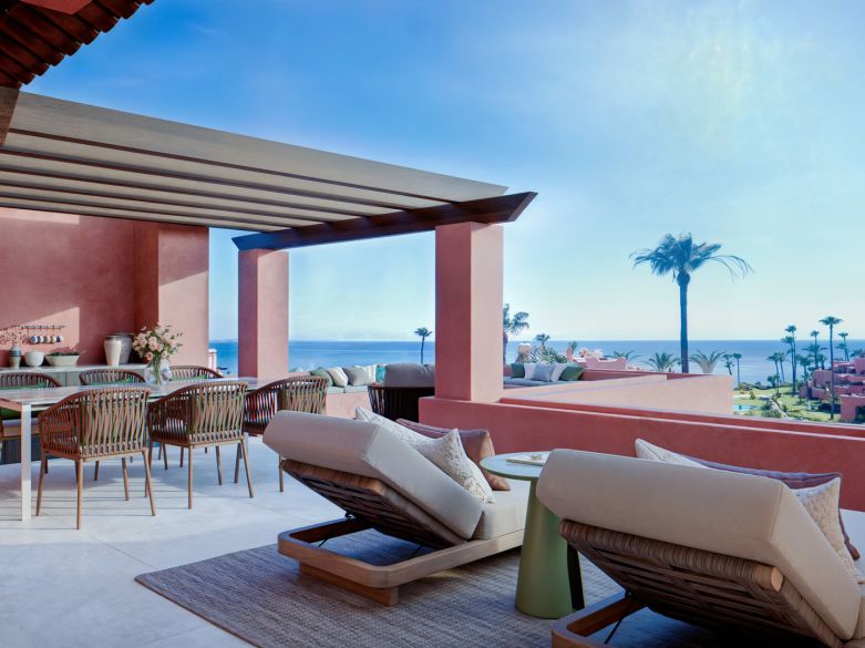 Beachfront Bliss – Luxury Living with Resort-Style Amenities