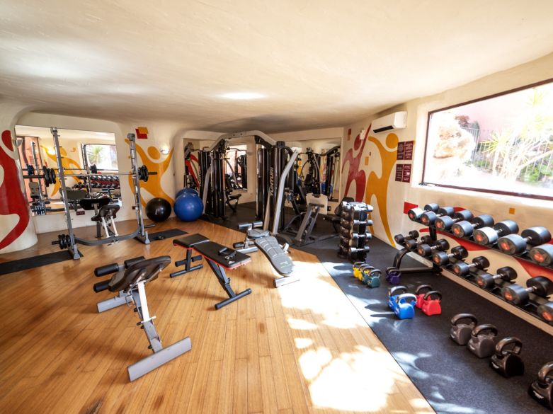 Beachfront Bliss – Luxury Living with Resort-Style Amenities