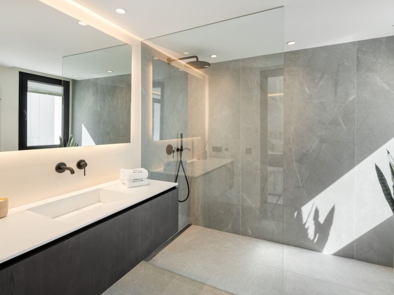 Obra maestra moderna en el Valle del Golf de Nueva Andalucía