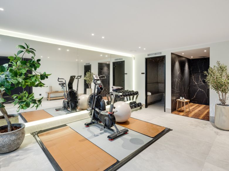 Obra maestra moderna en el Valle del Golf de Nueva Andalucía