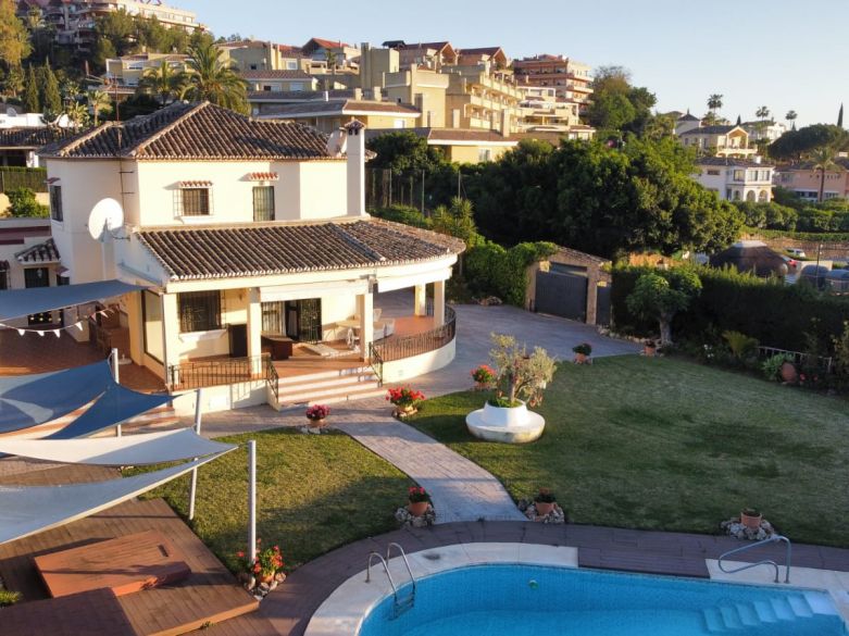 Oportunidad de renovación en Nueva Andalucía – Villa junto al Golf Los Naranjos