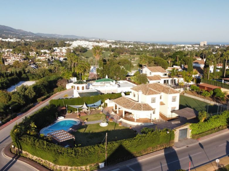 Oportunidad de renovación en Nueva Andalucía – Villa junto al Golf Los Naranjos