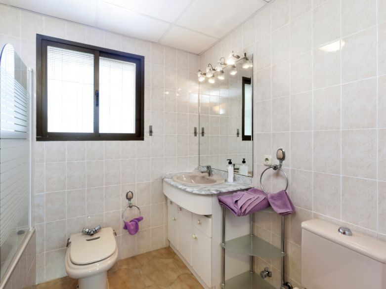 Oportunidad de renovación en Nueva Andalucía – Villa junto al Golf Los Naranjos