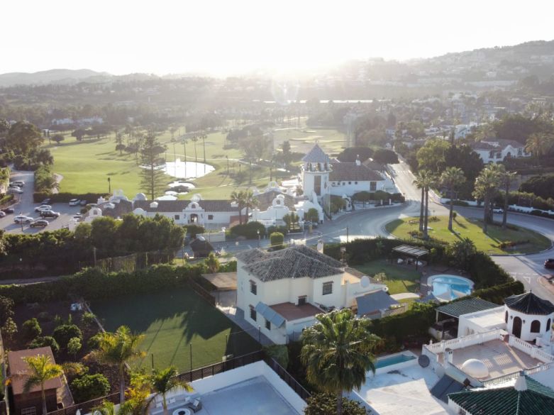 Oportunidad de renovación en Nueva Andalucía – Villa junto al Golf Los Naranjos