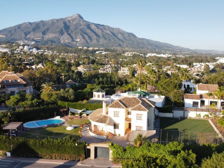 Oportunidad de renovación en Nueva Andalucía – Villa junto al Golf Los Naranjos