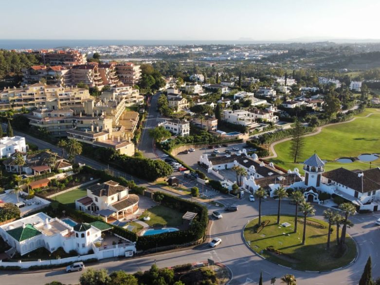 Oportunidad de renovación en Nueva Andalucía – Villa junto al Golf Los Naranjos