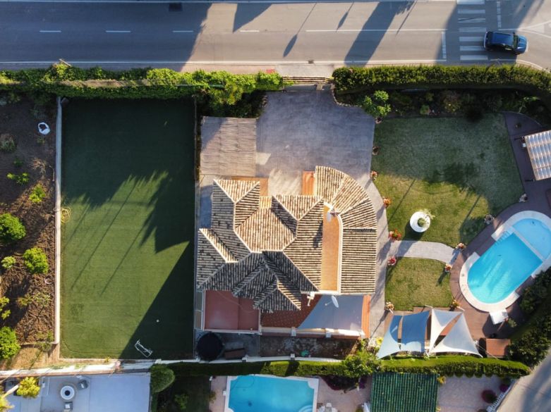 Oportunidad de renovación en Nueva Andalucía – Villa junto al Golf Los Naranjos