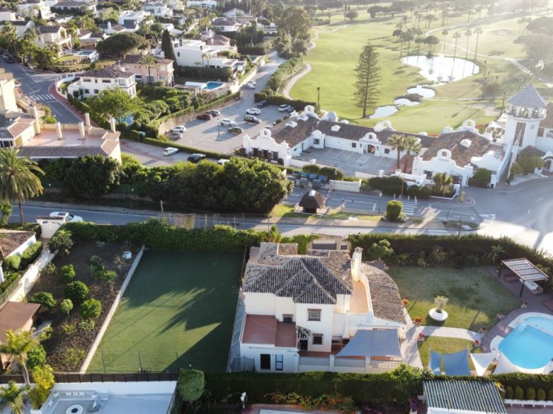 Oportunidad de renovación en Nueva Andalucía – Villa junto al Golf Los Naranjos