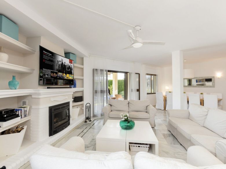 Oportunidad de renovación en Nueva Andalucía – Villa junto al Golf Los Naranjos