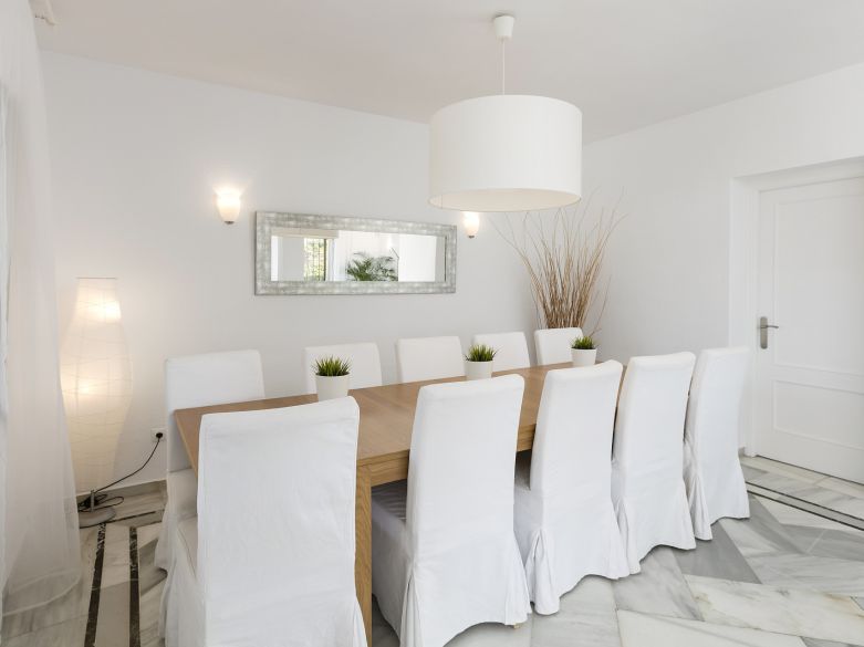 Oportunidad de renovación en Nueva Andalucía – Villa junto al Golf Los Naranjos