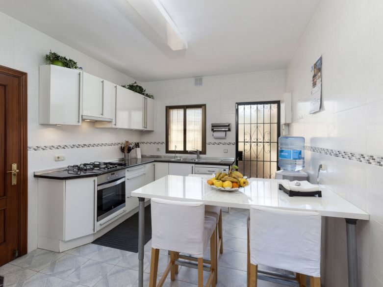 Oportunidad de renovación en Nueva Andalucía – Villa junto al Golf Los Naranjos