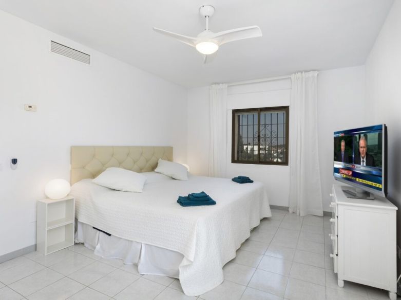 Oportunidad de renovación en Nueva Andalucía – Villa junto al Golf Los Naranjos