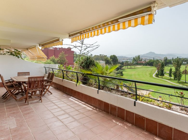Frontline Golf Duplex Penthouse with Mountain Views in Guadalmina Alta