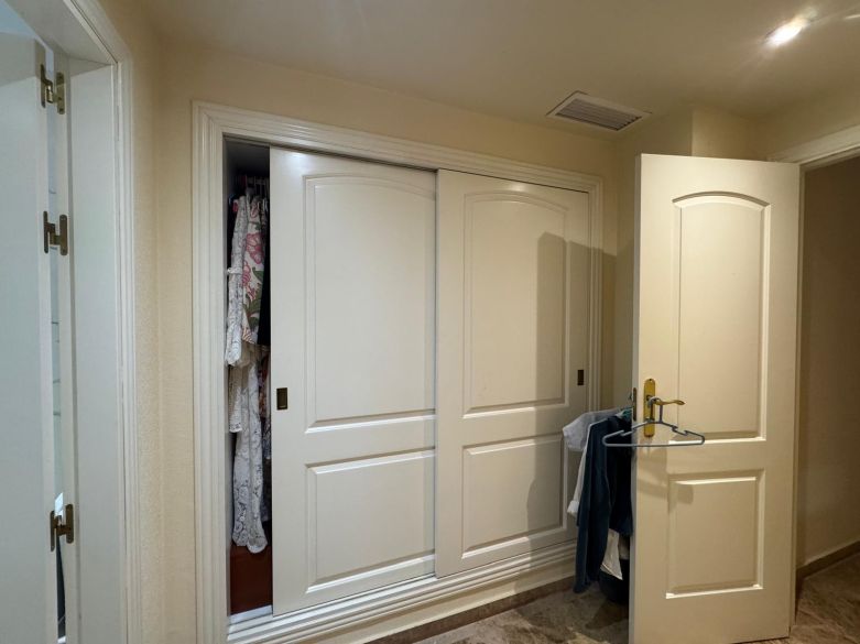 Luminoso apartamento en tercera planta con terraza orientada al oeste y vistas parciales al mar