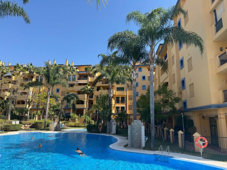 Luminoso apartamento en tercera planta con terraza orientada al oeste y vistas parciales al mar