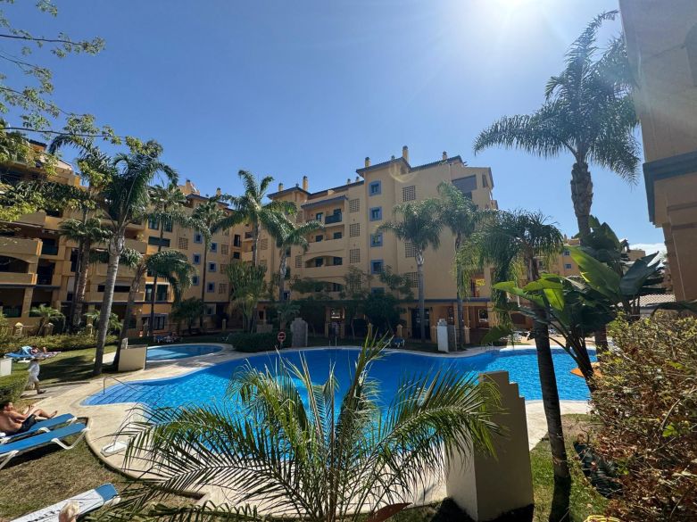 Luminoso apartamento en tercera planta con terraza orientada al oeste y vistas parciales al mar