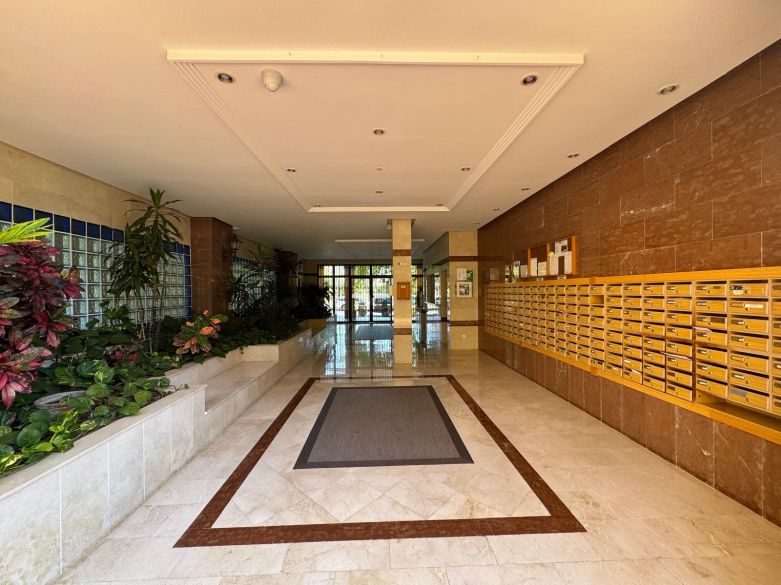 Luminoso apartamento en tercera planta con terraza orientada al oeste y vistas parciales al mar