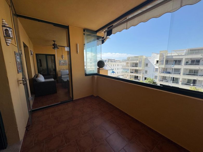 Luminoso apartamento en tercera planta con terraza orientada al oeste y vistas parciales al mar
