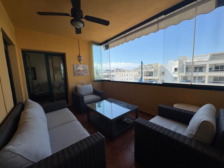 Luminoso apartamento en tercera planta con terraza orientada al oeste y vistas parciales al mar