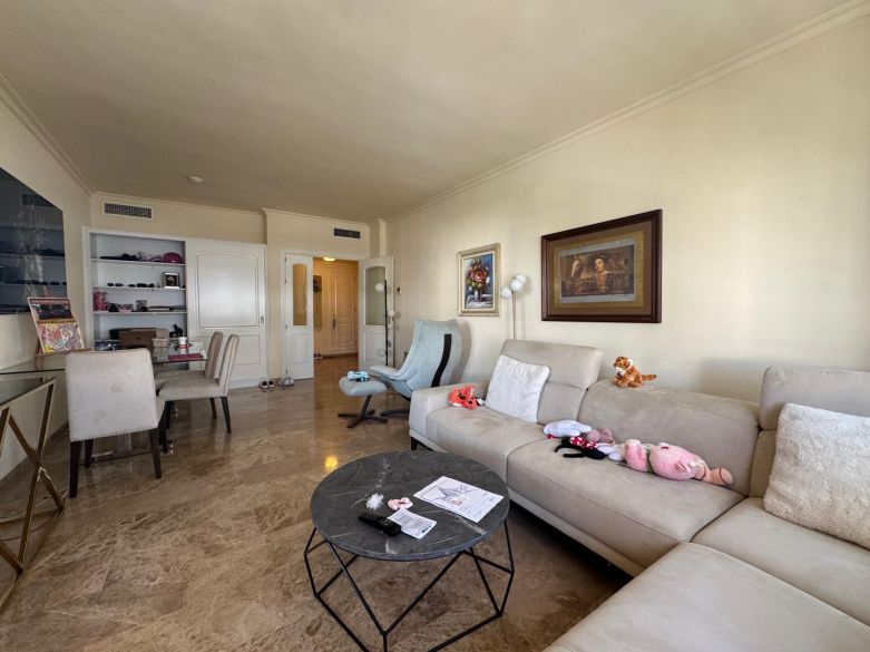 Luminoso apartamento en tercera planta con terraza orientada al oeste y vistas parciales al mar