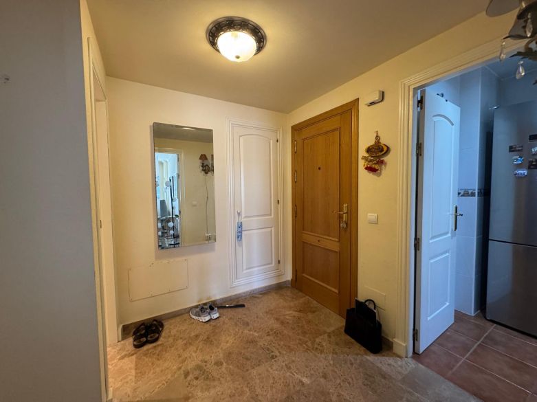 Luminoso apartamento en tercera planta con terraza orientada al oeste y vistas parciales al mar