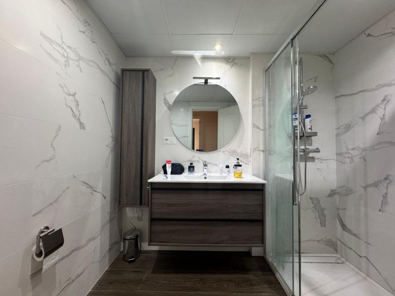 Luminoso apartamento en tercera planta con terraza orientada al oeste y vistas parciales al mar