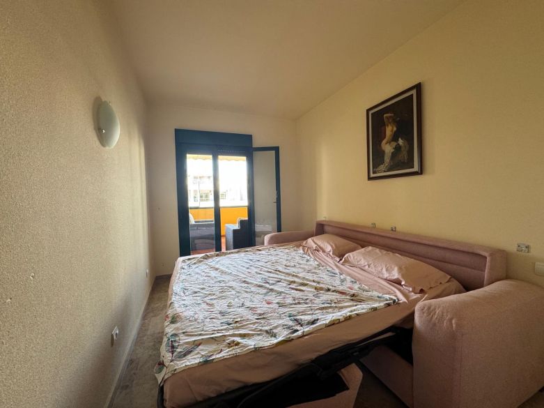 Luminoso apartamento en tercera planta con terraza orientada al oeste y vistas parciales al mar