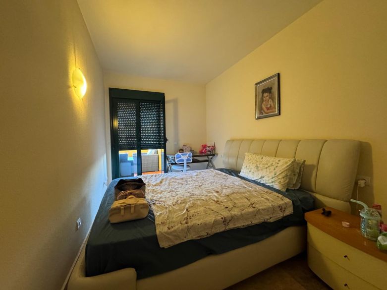 Luminoso apartamento en tercera planta con terraza orientada al oeste y vistas parciales al mar