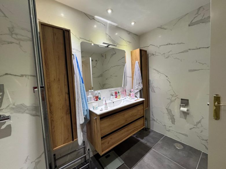 Luminoso apartamento en tercera planta con terraza orientada al oeste y vistas parciales al mar