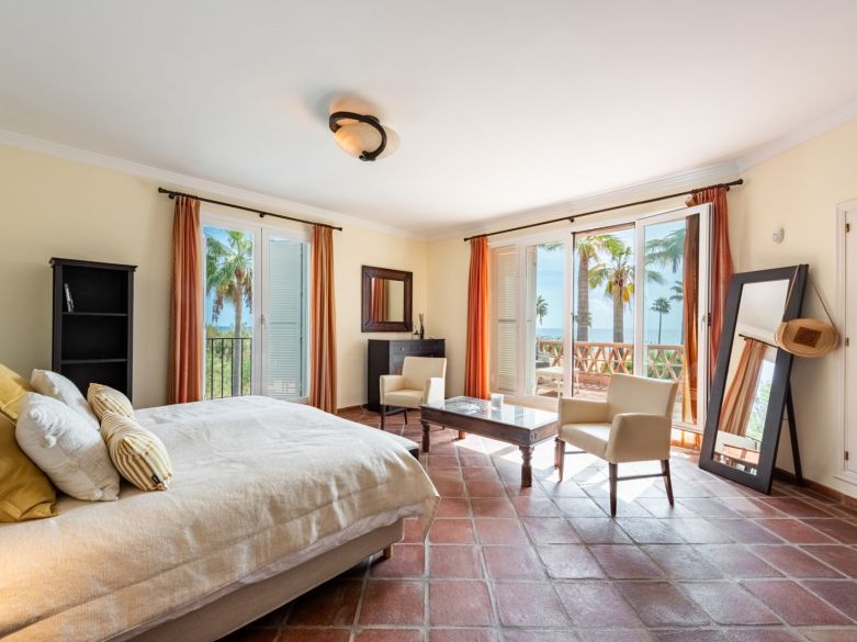 Exclusiva villa adosada en primera línea de playa en La Perla de la Bahía, Casares