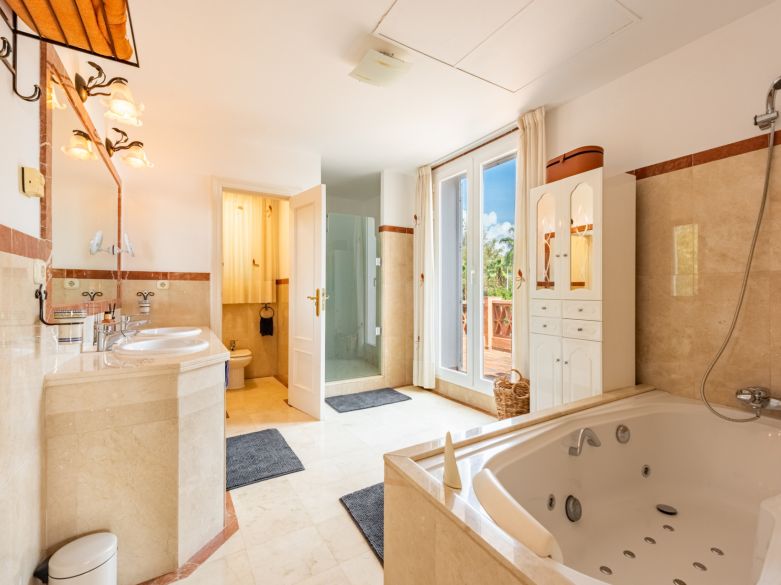 Exclusiva villa adosada en primera línea de playa en La Perla de la Bahía, Casares