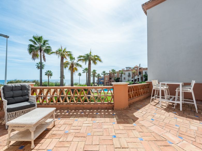 Exclusiva villa adosada en primera línea de playa en La Perla de la Bahía, Casares