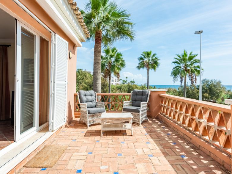 Exclusiva villa adosada en primera línea de playa en La Perla de la Bahía, Casares