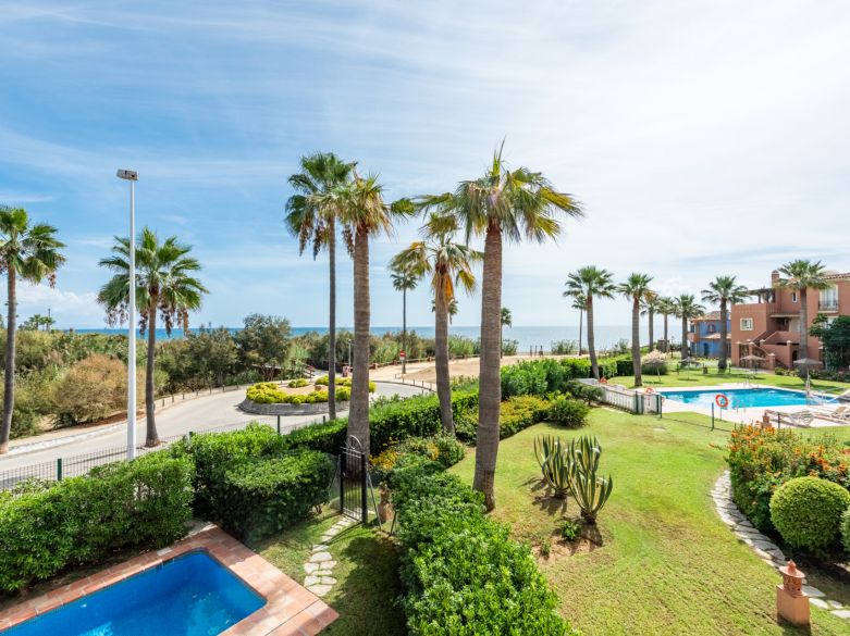 Exclusiva villa adosada en primera línea de playa en La Perla de la Bahía, Casares