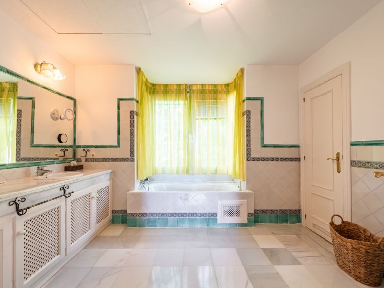 Exclusiva villa adosada en primera línea de playa en La Perla de la Bahía, Casares