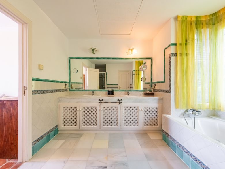 Exclusiva villa adosada en primera línea de playa en La Perla de la Bahía, Casares